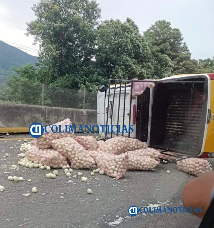 Vuelca camioneta del servicio mixto en la carretera Colima-Manzanillo
