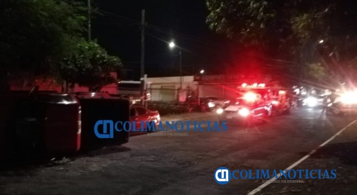 Aparatosa volcadura de una camioneta sobre la avenida Gonzalo de Sandoval