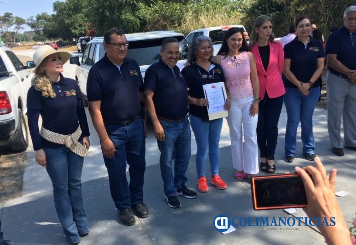 Burócratas reciben constancia de propiedad de Fraccionamiento Palmas del Camino Real sección II