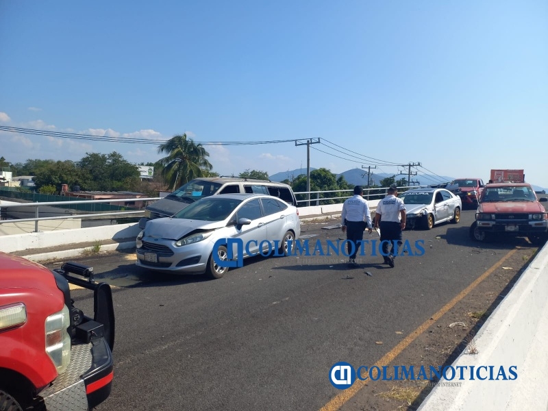 Choque múltiple sobre el puente a desnivel Carlos de la Madrid Béjar en Colima Colima Noticias Choque múltiple sobre el puente a desnivel Carlos de la Madrid Béjar en Colima Colima Noticias