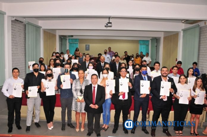 Culminan jóvenes etapa formativa en la Facultad de Economía