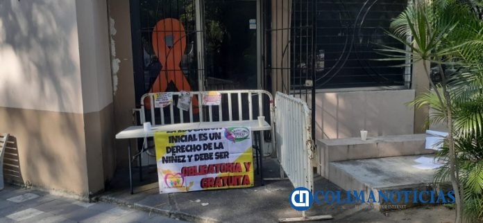 Educadoras bloquean el Congreso7