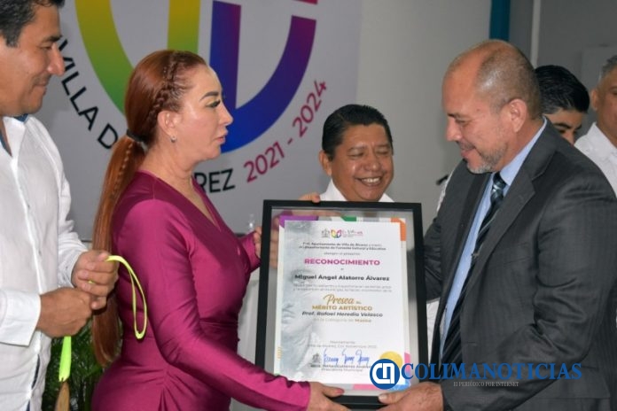 Entrega Villa de Álvarez la Presea 'Profr. Rafael Heredia Velasco'