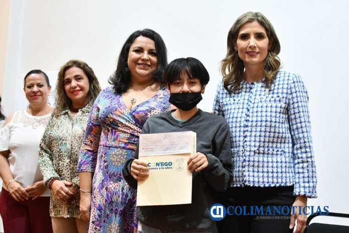 Margarita Moreno entrega beca de excelencia 'Vera Vázquez'