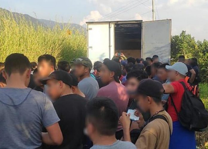 Migrantes de distintos países fueron localizados dentro de un camión de carga en Chiapas