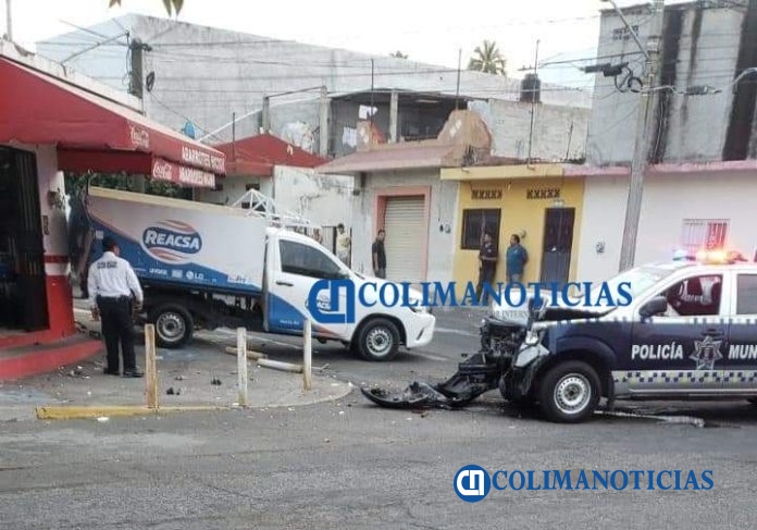 Patrulla de Tránsito Municipal choca contra una camioneta sobre la calle Pimentel Llerenas2