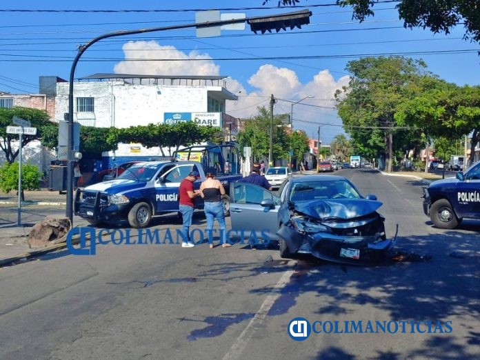 Patrulla de la Policía Estatal choca contra otro vehículo sobre la avenida Javier Mina en Colima