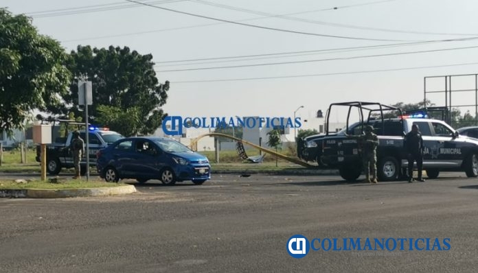 Patrulla de la Policía Municipal de La Villa choca contra un semáforo cerca del Ángel de la Independencia