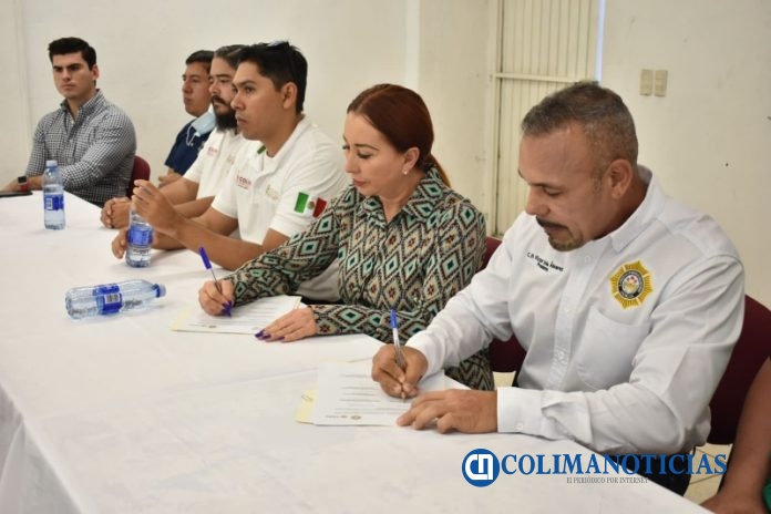 Recibe Tey Gutiérrez camión de bomberos para Protección Civil de Villa de Álvarez