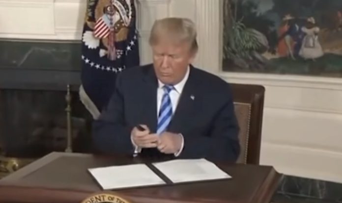 Trump entrega documentos de registro para la carrera presidencial de EU