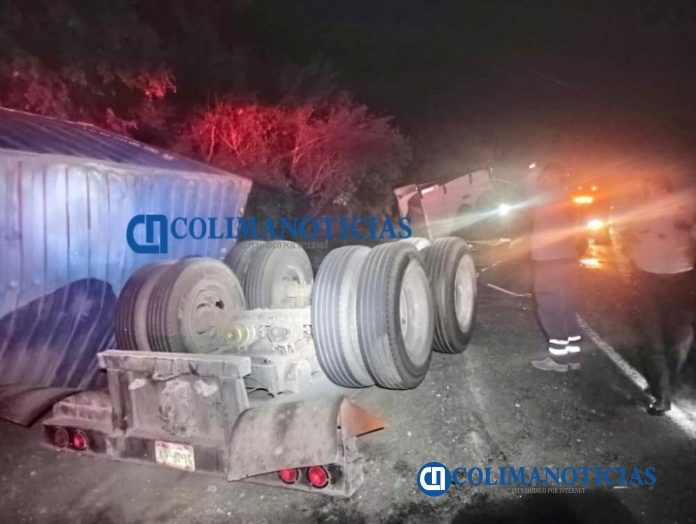 Vuelca tráiler en la carretera libre Armería-Manzanillo