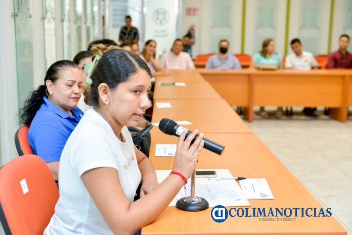 Benefician a diez estudiantes con la Beca Caraveo Papayas_Cristal Soto