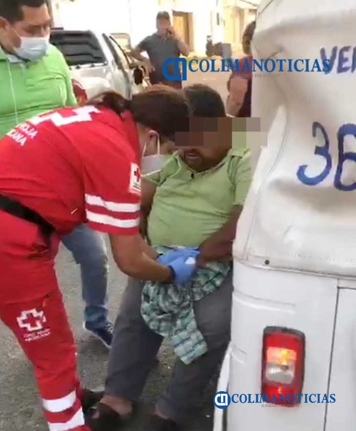 Camioneta impacta a mototaxi en Tecomán