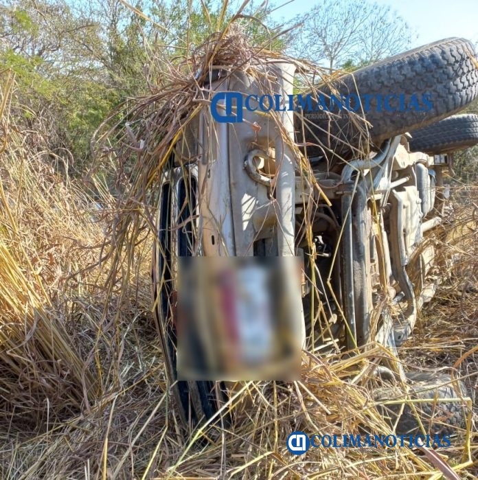 Camioneta se vuelca sobre la carretera rumbo a Tepames