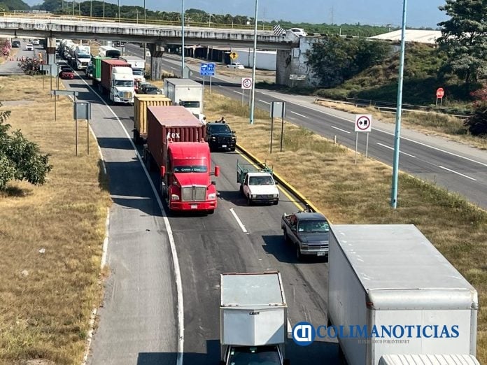 Caos vial en el crucero de Tecomán por obra de reparación de puente