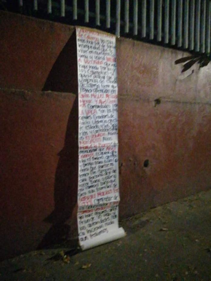Colocan cartulina con mensaje amenazante afuera de la escuela 'República Argentina' en el centro de Colima