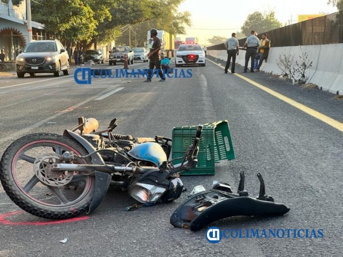 Dos heridos al impactar vehículo a motocicleta en la autopista Colima-Manzanillo