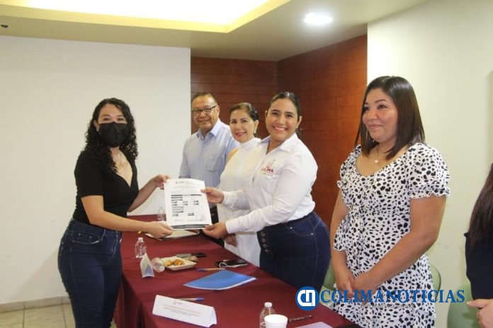 Educación Colima entrega 63 plazas a personal de nivel básico
