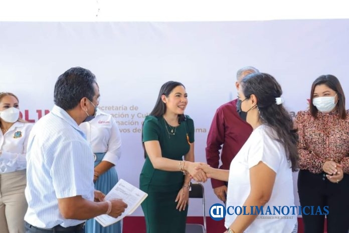 Gobernadora entregó 2,170 licencias Microsoft a maestros y maestras de secundarias de Colima