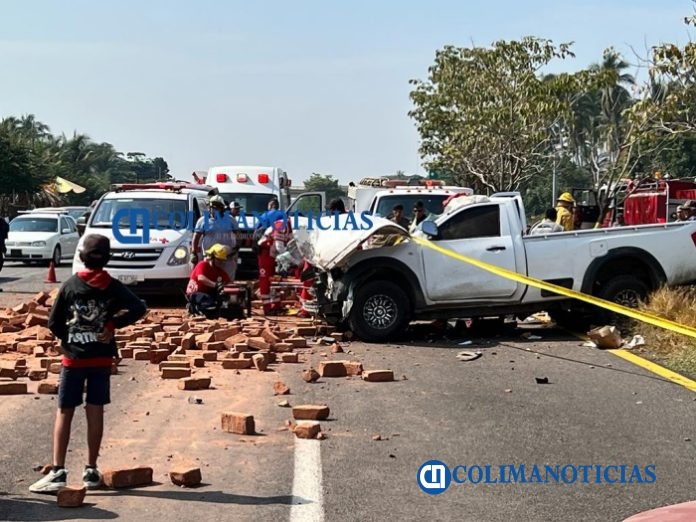 Grave una joven al impactar camioneta a un camión que transportaba ladrillo