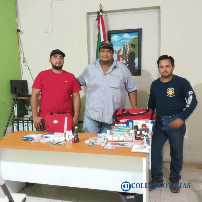 Presidente de la Junta de Cerro de Ortega entrega equipo a bomberos