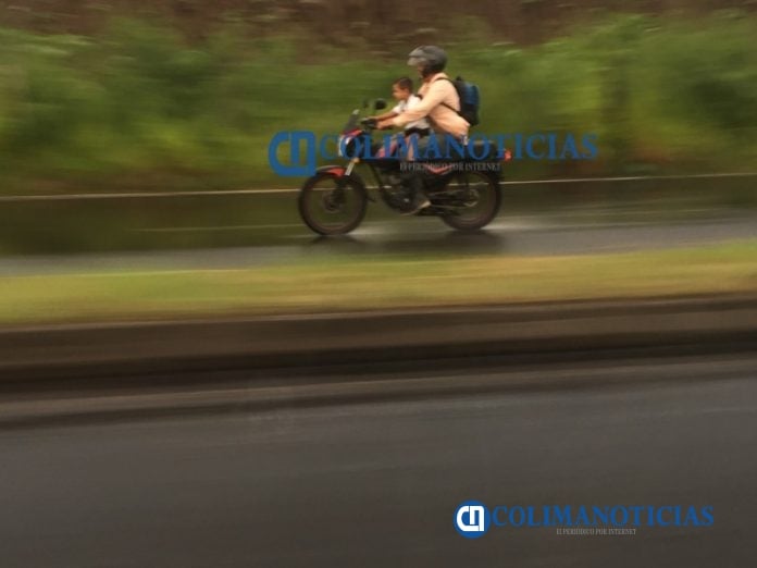 Seguridad Pública de VdeÁ llama a motociclistas a utilizar casco apropiado y tener papeles en regla