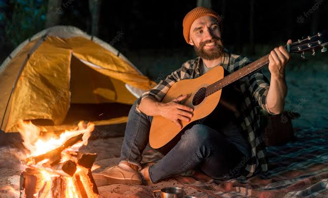hombre acampando