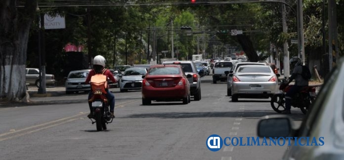 motociclista y autos en colima