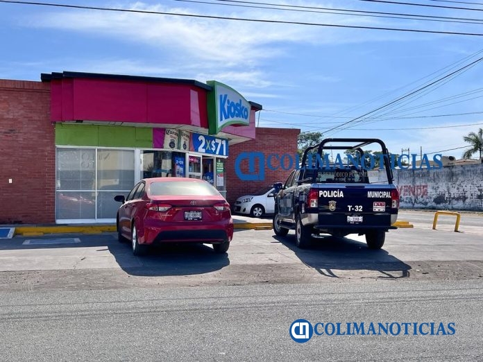 A punta de pistola asaltan Kiosko en Tecomán