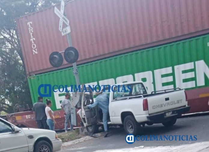 Camioneta es arrollada por intentar ganarle el paso al tren, a la entrada de Nuevo Milenio en Colima