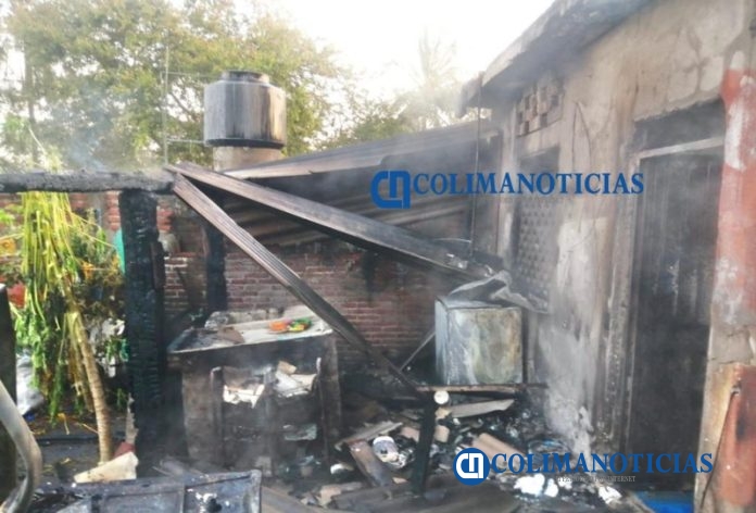 Corto circuito provoca incendio en una casa en Cuyutlán.39