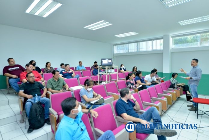 El Dr. Antar Martínez imparte conversatorio sobre masculinidades_a