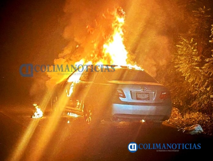 Falla mecánica provoca incendio de vehículo en Tecomán