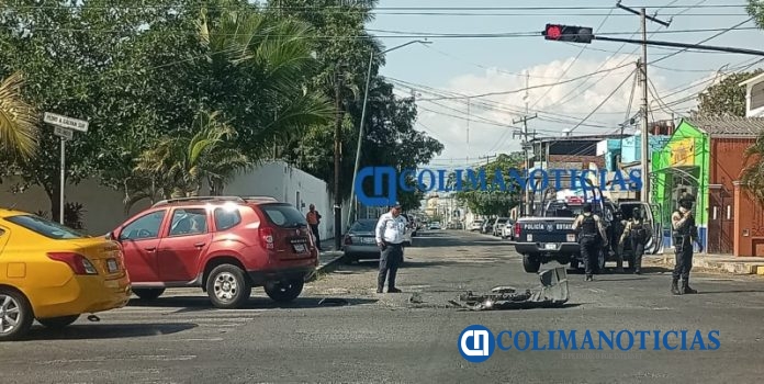 Impacta patrulla y camioneta en zona centro de Colima