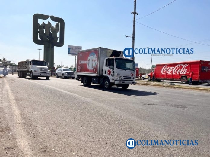 Manifestantes abren acceso a Tecomán