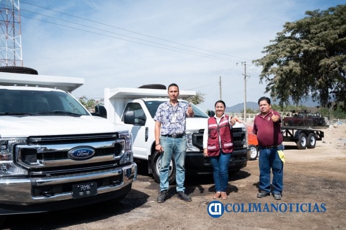 Presidenta de Manzanillo entrega 3 camionetas para fortalecimiento del área de Obras Públicas5