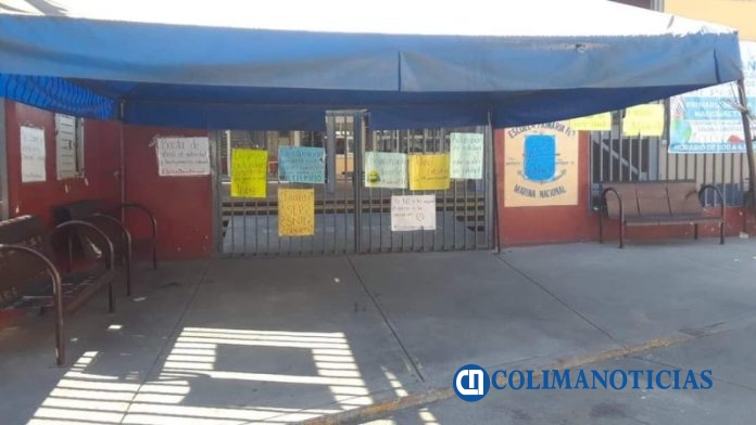 Protestan docentes y padres de familia de la escuela primaria Marina Nacional TM de Manzanillo