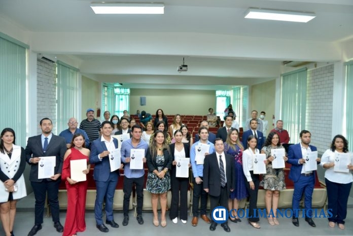 Realizan ceremonia de titulación en la Facultad de Economía