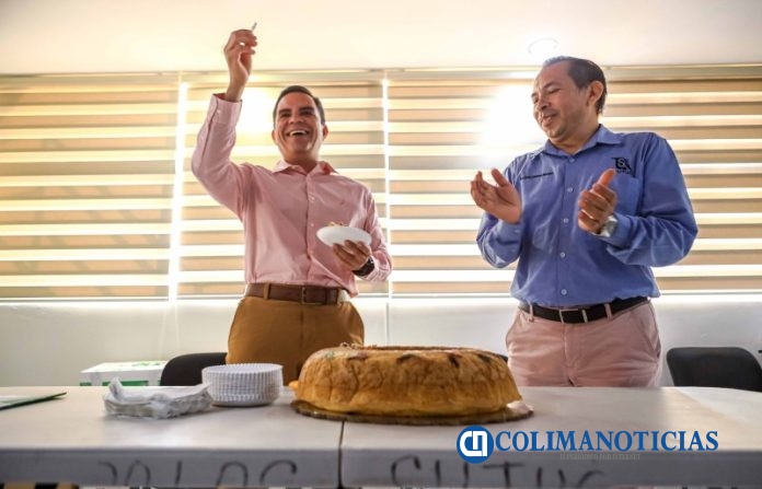 Rector parte rosca de reyes con integrantes del SUTUC