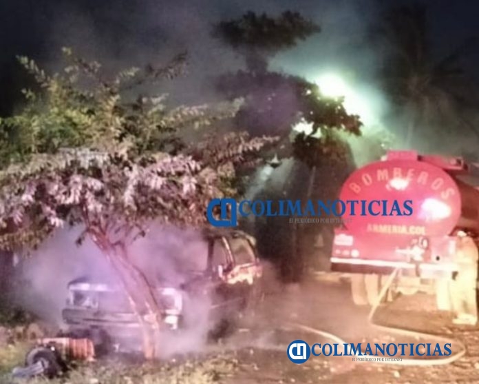 Se incendia vehículo abandonado en Armería