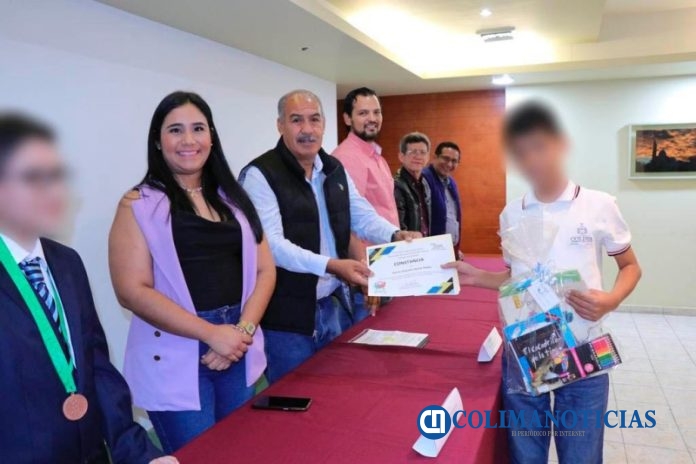 Secretaría de Educación entrega medallas y reconocimientos a participantes de la Olimpiada Mexicana de Matemáticas para Educación Básica