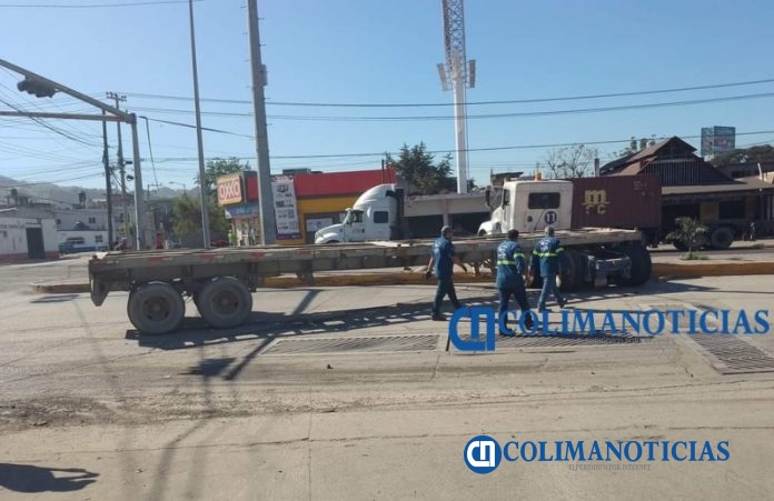 Tráiler vs. camioneta deja un lesionado en Tapeixtles