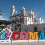 letrero turistico de comala y templo
