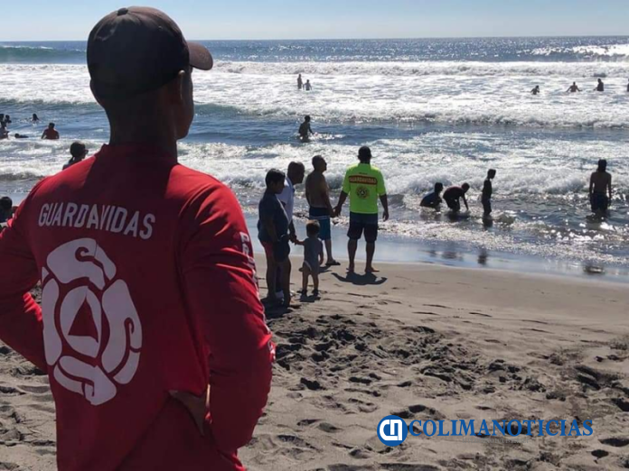 rescatan a turistas de playas en Manzanillo