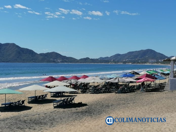turistas en playa manzanillo