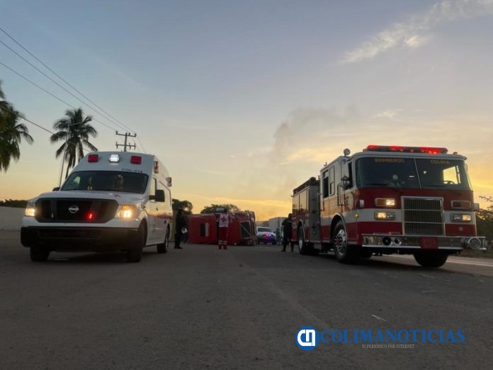 vuelca tráiler en libramiento en colima
