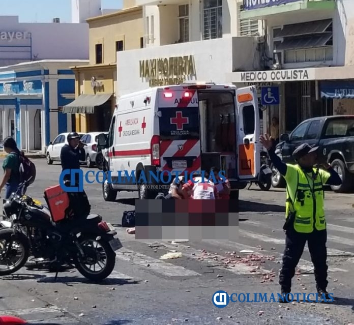 Arrolla ambulancia de la Cruz Roja a un motociclista que no hizo alto junto al jardín Núñez