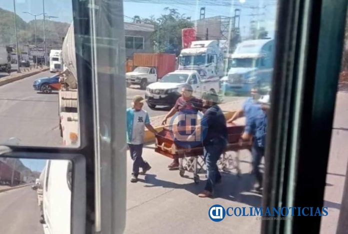 Carroza queda atrapada en el caos vial del puerto interior