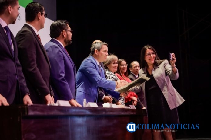 Ceremonia de Entrega de Entrega de Grados Académicos y Títulos Profesionales_a