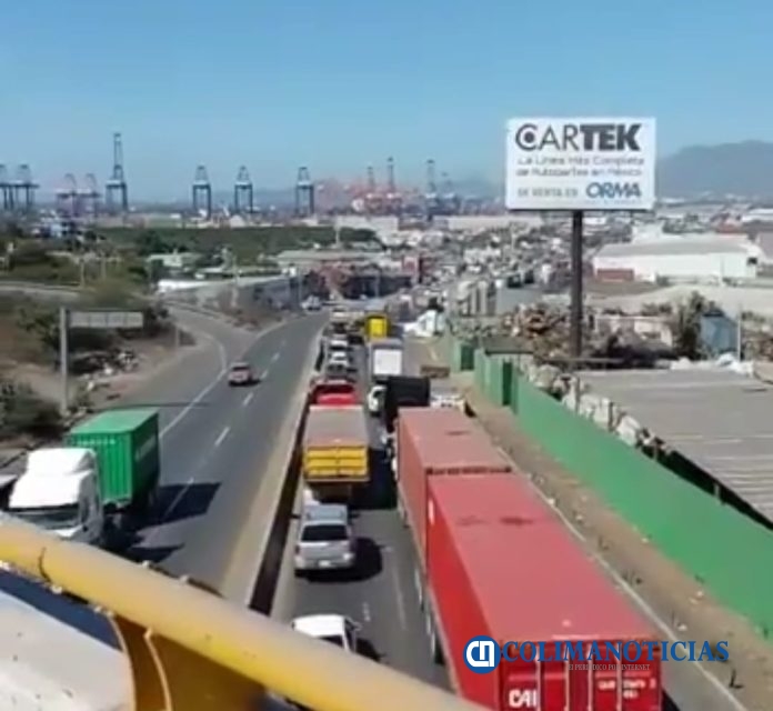 Colapsan vialidades aledañas al recinto portuario al ingreso por Fondeport